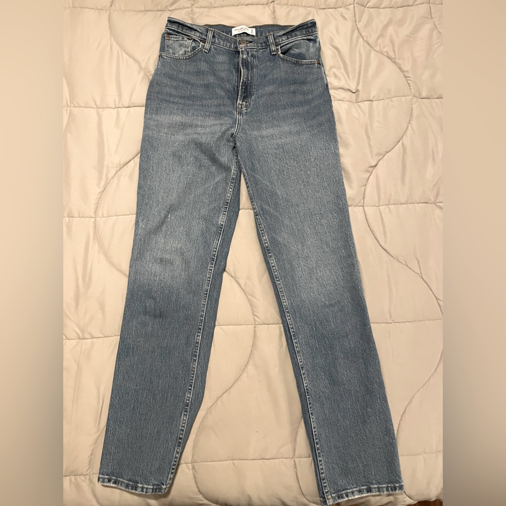 Like new! Abercrombie Ultra High Rise 90’s straight jeans Size 29L